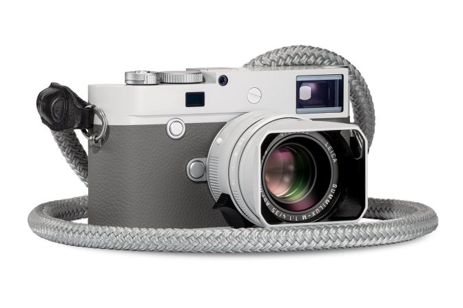 “Le Leica M10-P Ghost Edition pour Hodinkee est le résultat d’une décennie de fascination pour la manière dont les objets intemporels vieillissent et même évoluent avec le temps,” explique Benjamin Clymer, CEO et fondateur de Hodinkee. La philosophie de Leica en matière de création de produits d’excellence, technologiquement et fonctionnellement, de préférence fabriqués à la main par de grands spécialistes, correspond parfaitement au dévouement que les experts de Hodinkee consacrent aux montres mécaniques et à d’autres objets de luxe. 

Ce Leica M10-P est complété par un M 35 f/1.4 ASPH. à la finition coordonnée. 

En hommage à Hodinkee, le Leica M10-P “Ghost Edition” se distingue par son design extérieur exclusif. Le capot supérieur et la semelle présentent une finition par peinture laquée gris mat à dominante chaude. Cette finition est parfaitement complétée par la couleur gris béton du gainage en cuir de l’appareil. Les barillets et les boutons de commande bénéficient d’une finition chromé-argent avec gravures sérigraphiées à l’encre blanche. Cette édition spéciale comprend un Summilux-M 35 f/1.4 ASPH. avec finition externe gris mat avec gravures blanches tandis que l’échelle de distance en ‘feet’ est gravée en gris. Une courroie de port coordonnée complète l’ensemble dont le design constitue une réminiscence de la première montre de plongée vintage qui fut acquise par Benjamin Clymer, CEO de Hodinkee’. 

Le Leica M10-P “Ghost Edition” pour Hodinkee est limité à 250 exemplaires pour le monde entier.